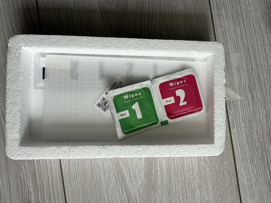 Продам оригінальний чехол на телефон та загартоване скло.