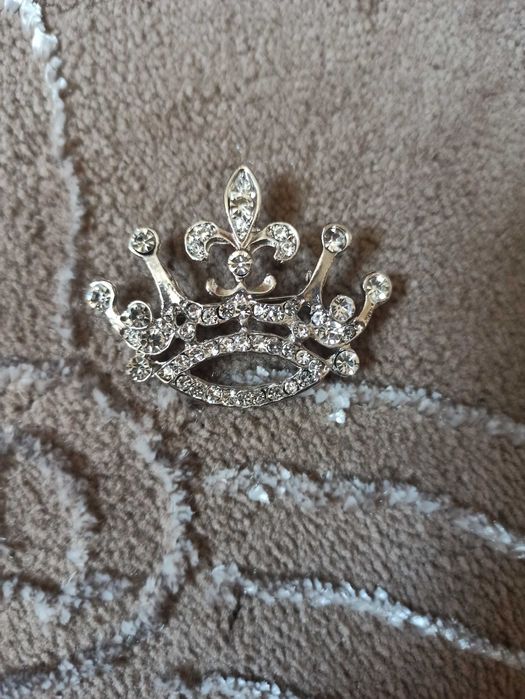 broszka korona kolor srebrny