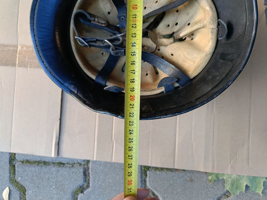 Hełm powojenny w stylu niemieckiego Stahlhelma