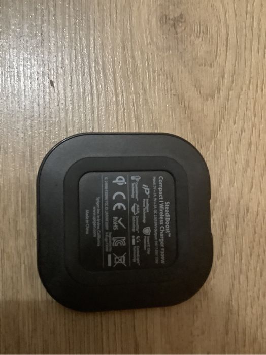 Беспроводная зарядка spigen