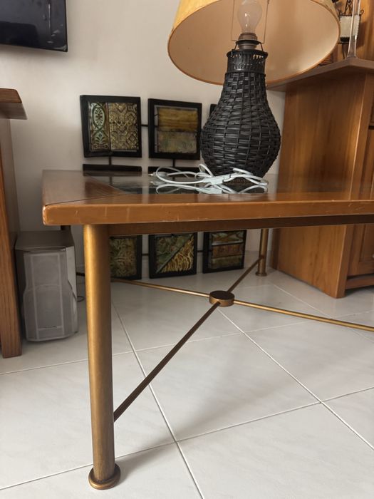 Mesa com vidro de centro