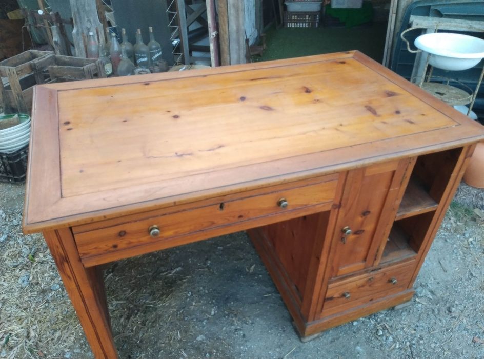 Secretária de madeira maciça em bom estado