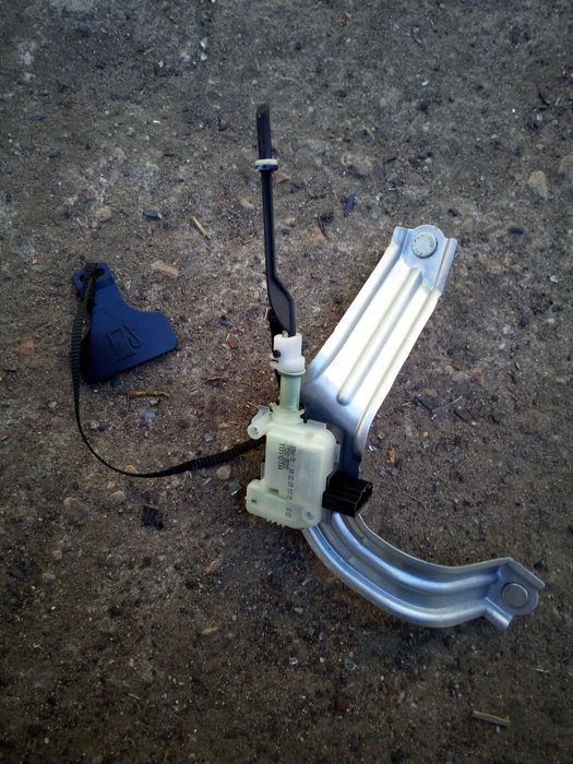 Toyota avensis t27 09-18 mechanizm klapki wlewu paliwa