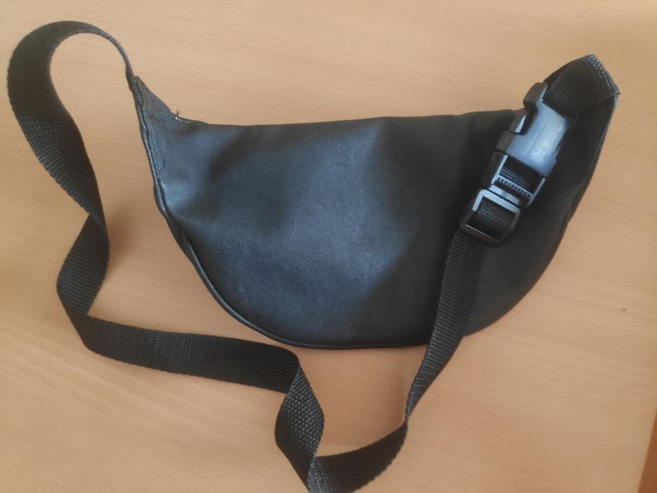 Bolsa de cintura em pele