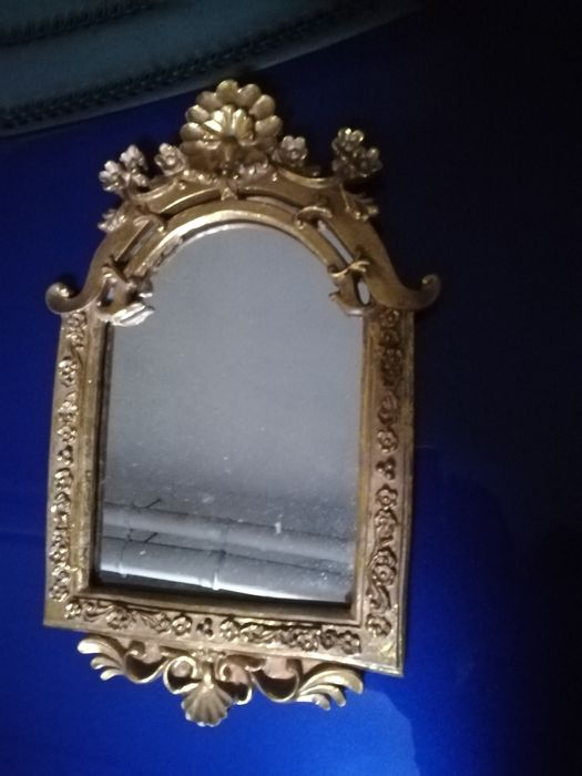 Belíssima espelho dourado