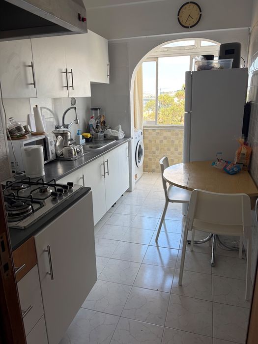 2 Quartos em T3 para arrendamento em Benfica.  Apenas mulheres!