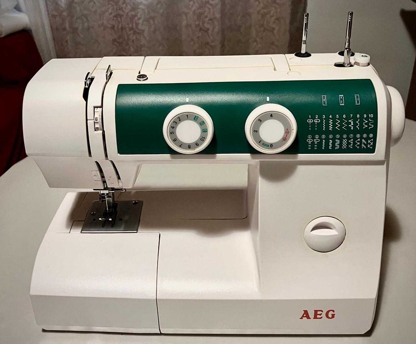 Máquina de costura AEG.