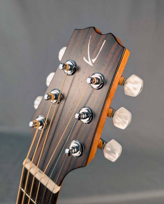 MINI — głos większy niż gitara.