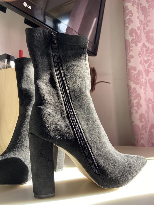 Saltos altos pretos justos à canela