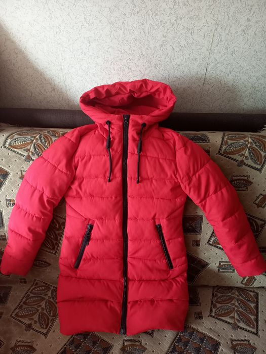 Зимова куртка на дівчину підлітка
