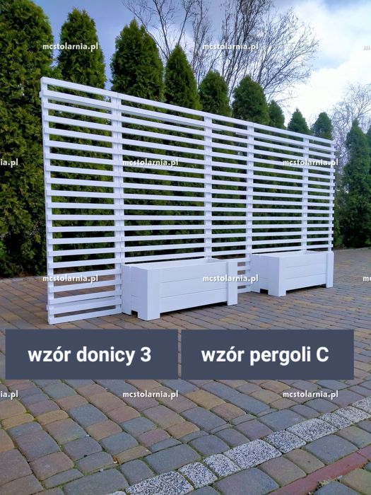 Donica drewniana z pergolą płot lamelowy