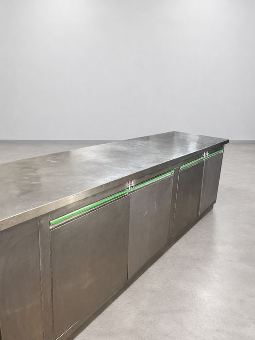 Bancada Neutra em Inox com Portas e Prateleiras.