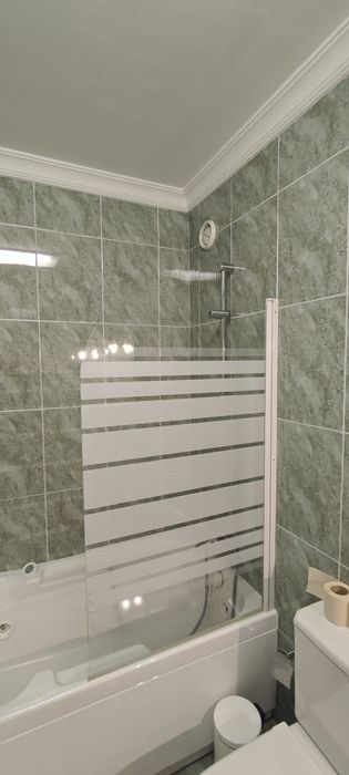 Móvel lavatório, resguardo banheira, torneiras, chuveiro