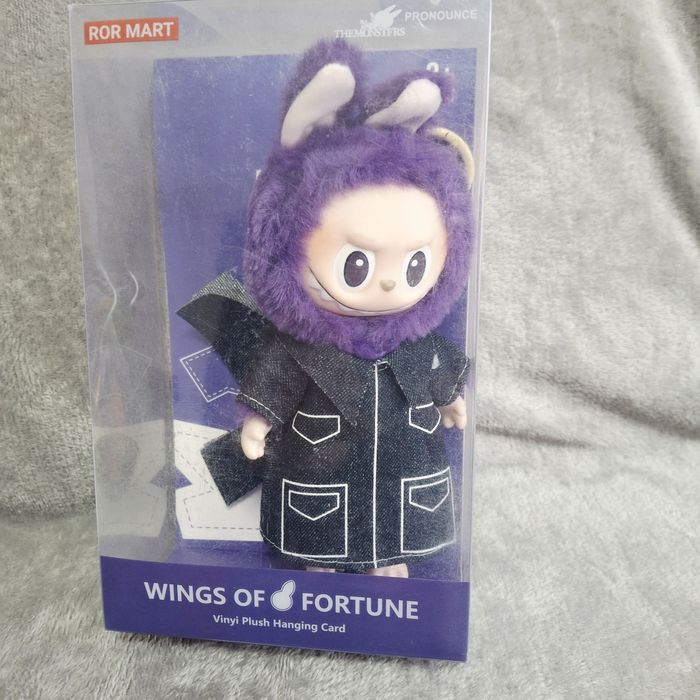 Unikatowy fioletowy labubu w płaszczu