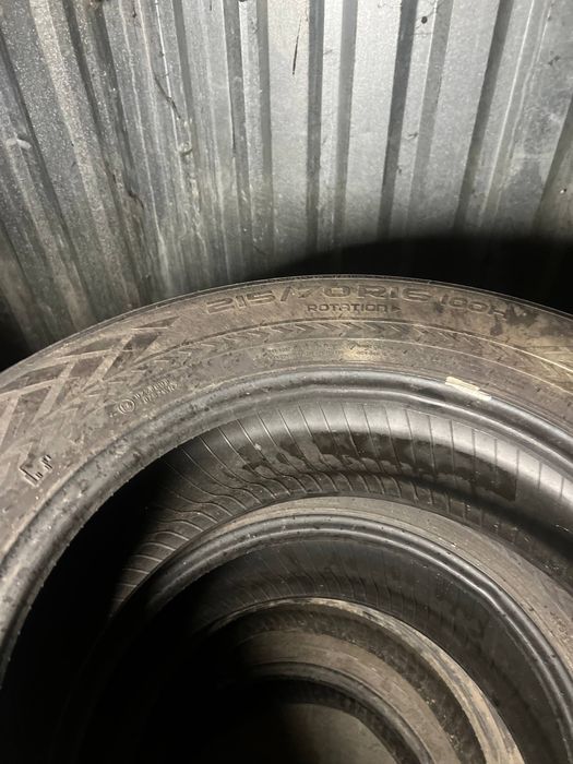 пара зимових шин Nokian 215/70/16