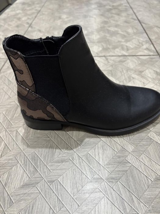 Продаються черевички.