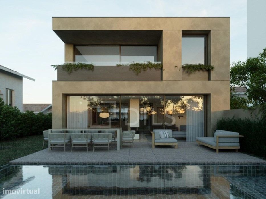 Moradia T3 com jardim privativo e projeto de reabilitação, no Porto