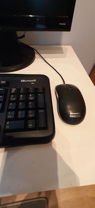 Komputer stacjonarny zestaw monitor klawiatura myszka
