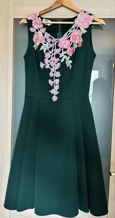 Elegancka zielona sukienka z różowym haftem i kieszeniami!