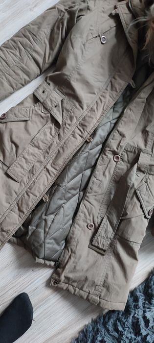 Płaszcz parka z kapturem z futerkiem 
Rozmiar S 
Firma Ravel 
Stan ide