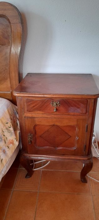 Cama e 2 mesas de cabeceira