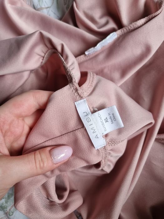 Amisu bliska hiszpanka falbaną blady róż pudrowy