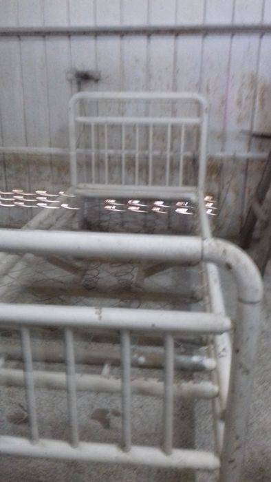 Cama individual em madeira