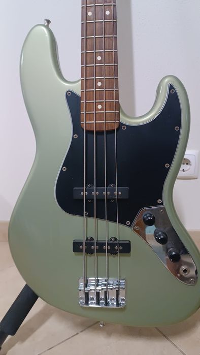Fender Jazz Bass MIM com captadores Noiseless
