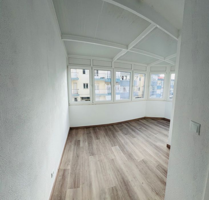 Arrenda-se apartamento totalmente remodelado – Vista Mar | Terraço Privado
