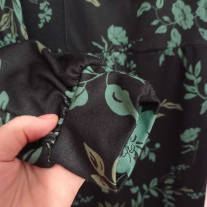 Сукня тепла, якісна дуже гарна с пояском.