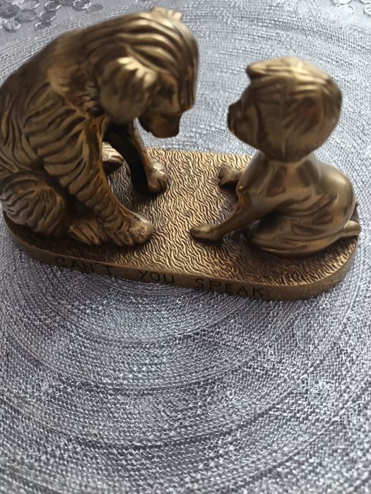 Mosiężna figurka z serii dziecka z psem.Ciężka.