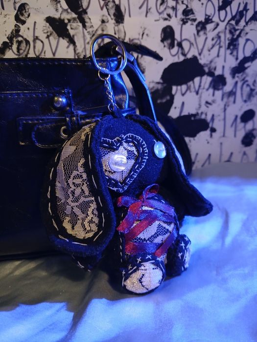 брелок зайчик с кружевом