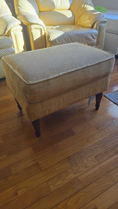 3 Sofás em pele (um de 3 lugares sofá-cama + 2 poltronas) + apoio pés