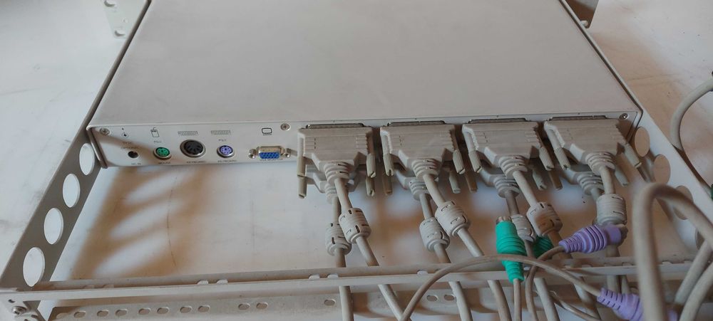 8-портовий KVM перемикач Raritan CompuSwitch CS8