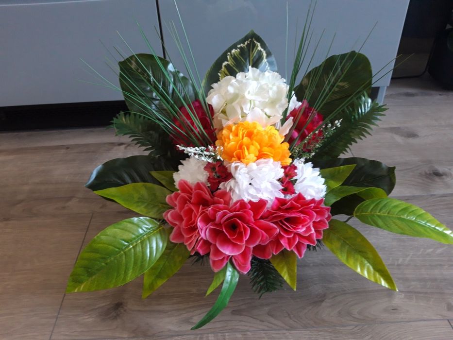 Wieniec wiązanka ze sztucznych kwiatów na grób