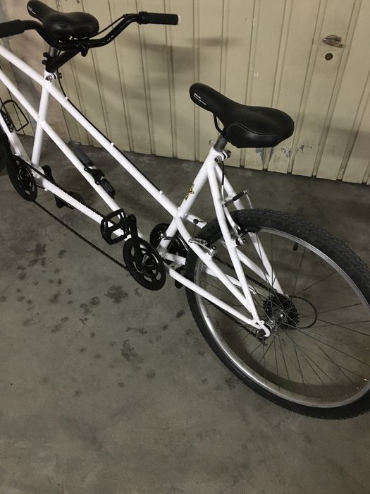 Bicicleta de dois lugares restaurada e em muito bom estado pouco andou