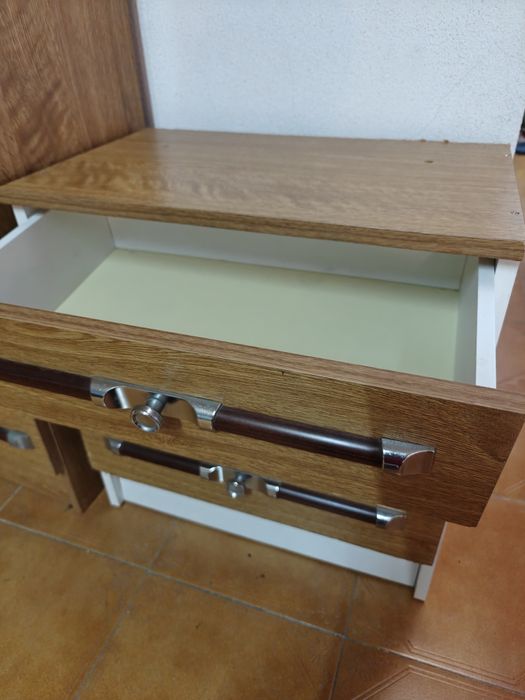 Secretária e módulo de gavetas