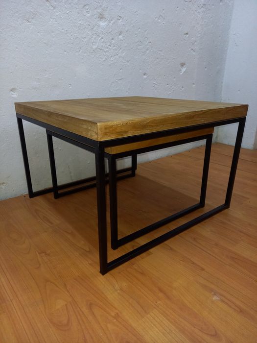 Stolik z dodatkową półka.