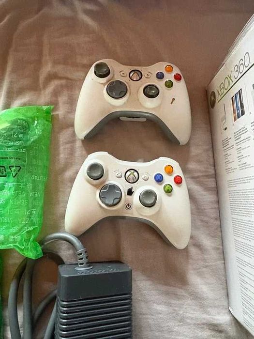 Xbox 360 Arcade  zestaw konsola 100% sprawna kartonik 2 pady 5 gier