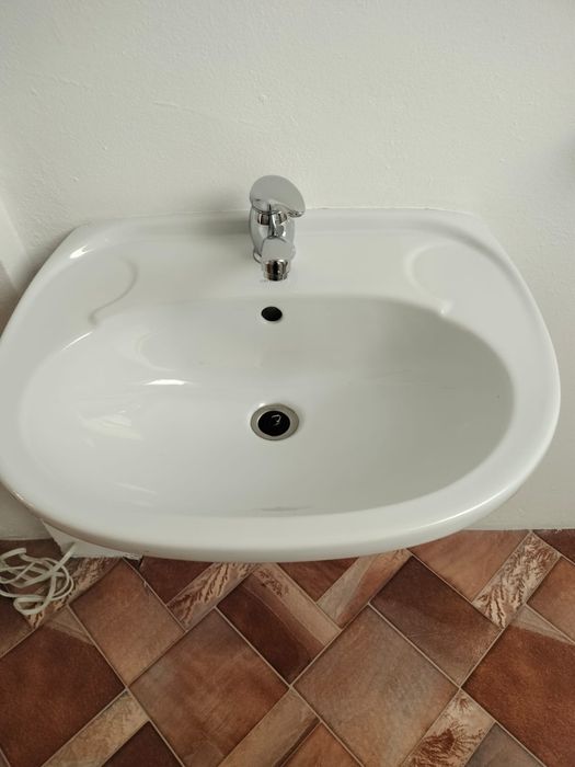 Umywalka wraz z baterią