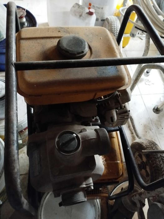 Bomba de água a gasolina impecável
