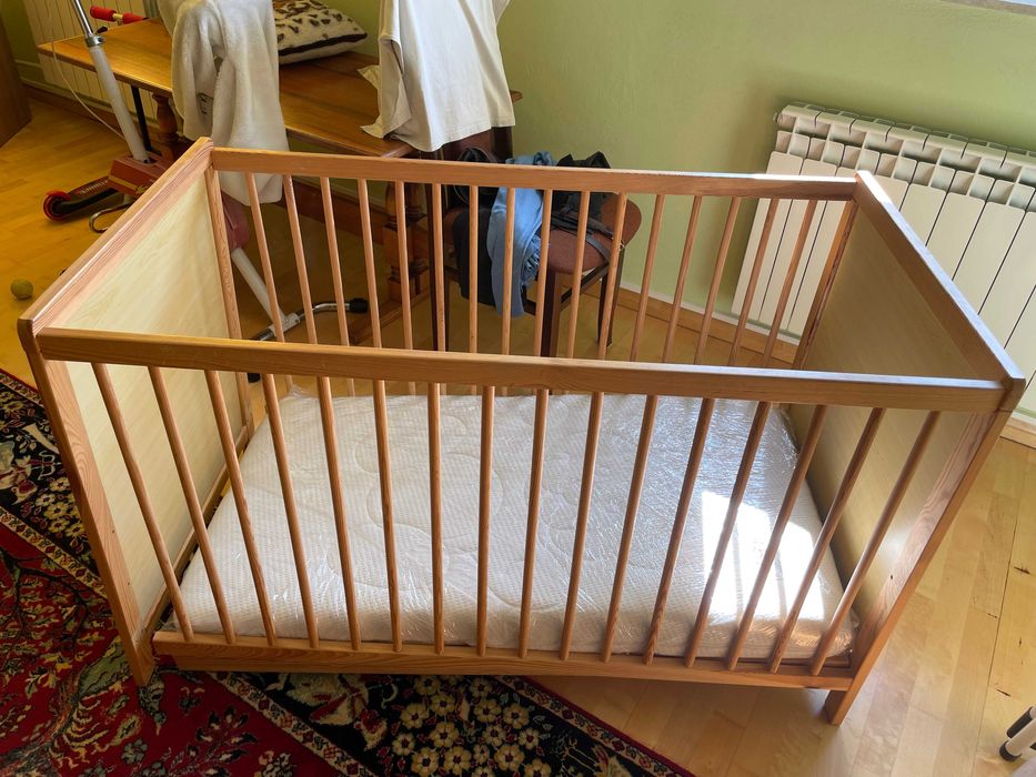 Łóżeczko dla niemowlęcia (100x60) drewniane wraz z materacem (używane)