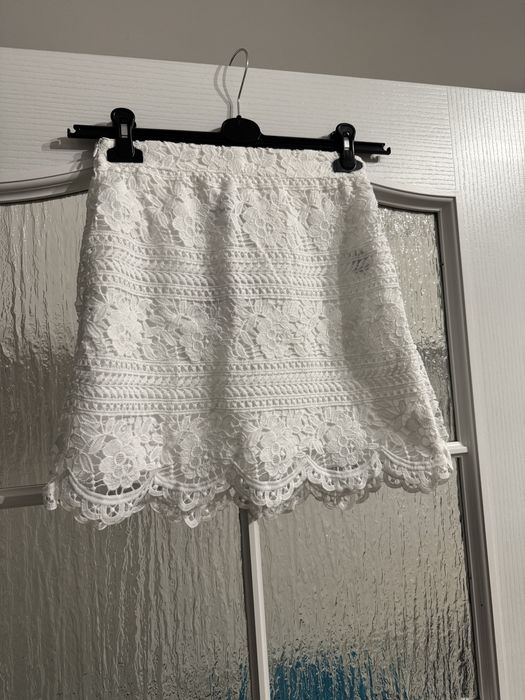 Koronkowa biała spódnica