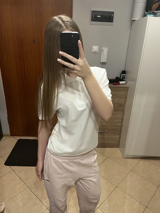 Biała koszulka polo.