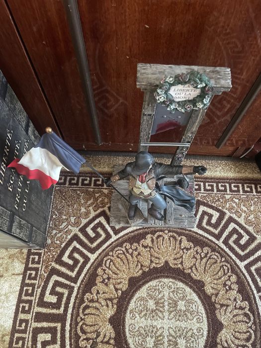 Фігурка Assassin’s Creed Unity Арно  з гільйотиною 41 см.