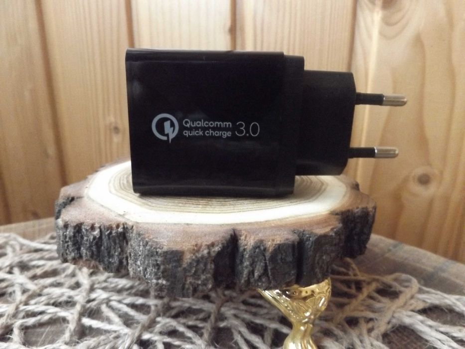 Універсальний зарядний пристрій. Три порти. LED дисплей