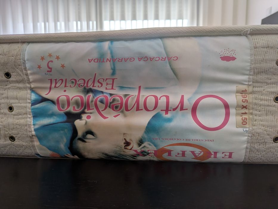 Cama de casal com colchão e mesas cabeceira