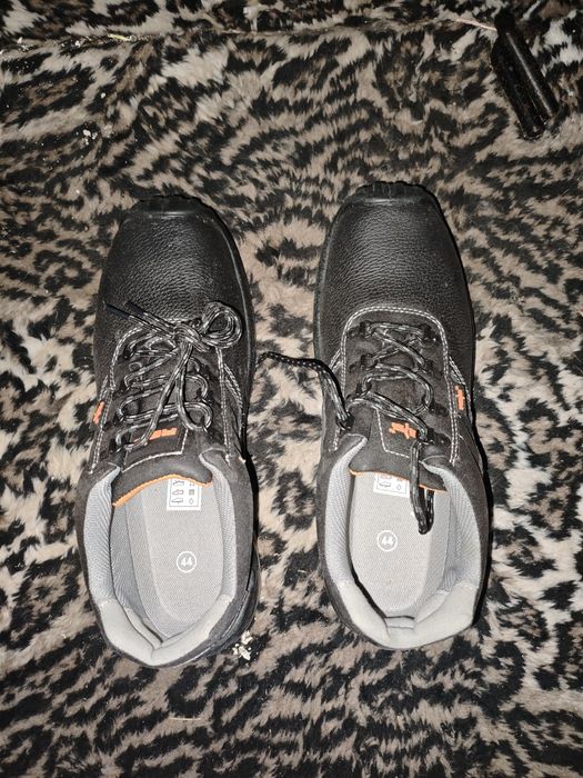 Спецобувь с металлической вставкой на носке