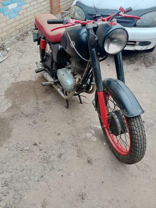 Паннонія с боковим причепом с документами.