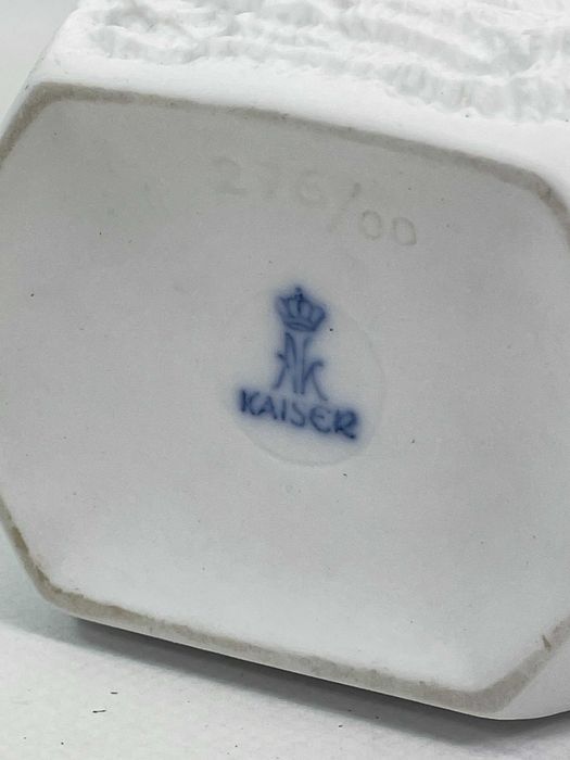 Biały wazon z porcelany Biskwitowanej Kaiser